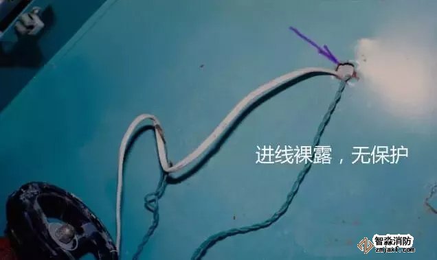 進(jìn)線裸露，無(wú)保護(hù)